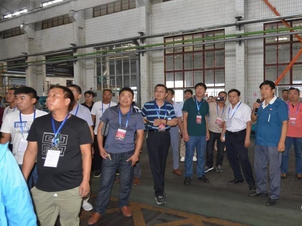 社会公众在尊龙凯时人生就是搏集团科普基地生产车间参观学习