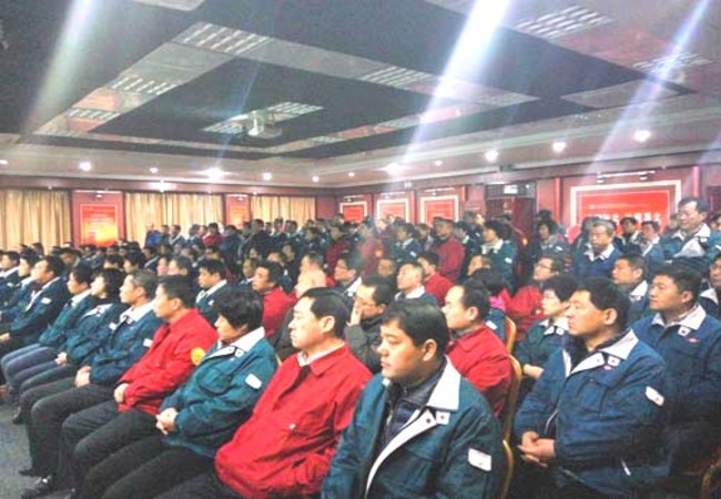 尊龙凯时人生就是搏集团管理人员正在大会堂认真听取科技人员的科普知识讲座